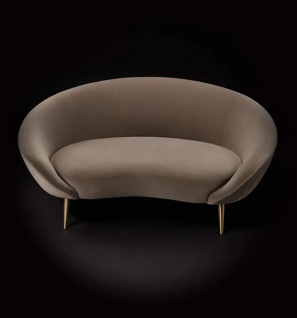 Sofa Selin in taupefarbenem Mohair auf Messingbeinen
